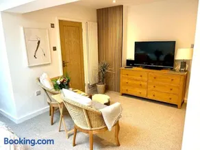 Relaxing private entrance ensuite room with stunning sea view and swimspa - Image 5