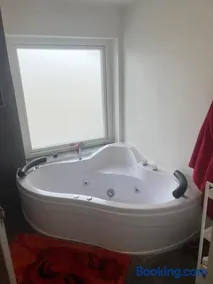Hyggelig lejlighed med jacuzzi og moderne opholdsområde - Image 1