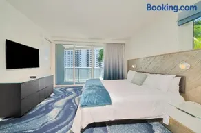Stylish 1BR Suite with 5 Star Amenities and Stunning Views - Image 1