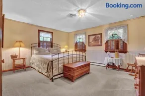 Spacious Antique Charm Home by Leavetown Vacations - Image 2