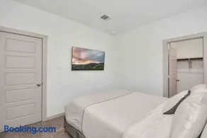 4Bedroom Escape - Near Med Center With Backyard - Image 3