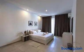 Large 3BR Flat with Exceptional Marina Views - Image 1