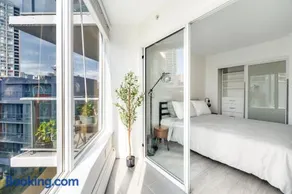 Modern Condo in Downtown Vancouver - Image 2