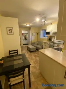 Ravens Nest Cozy Lower One Bedroom Suite - Image 3