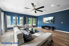 Modern 5 BR with Pool and Games - Image 3