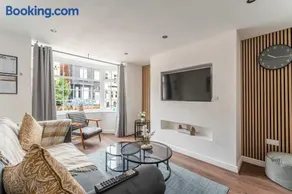 3BR Home Parking WiFi Manchester Sleeps 8 - Image 3