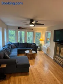 Fun 5 Bedroom Lakefront Cottage - Image 2