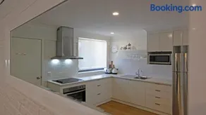 Marlin Waters 2 - Unit 2 Narira St 8 - Image 3
