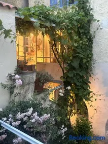 La Robina Maison - Image 1