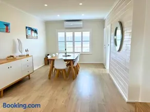 Stones Throw to Beach & Chiton Surf Club - Image 3