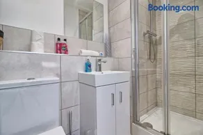Chelmsford City Centre Modern Duplex With Parking, Wi-Fi & Netflix - Image 5