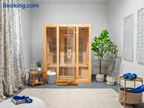 Spacious 4 Bedroom Sleeps 10 with Sauna and Hot Tub - Image 3