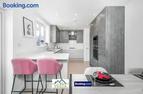 Three Bedroom House By Vesta Serviced Accommodation & Short Lets Borehamwood With Free WiFi & Free Parking - Image 2