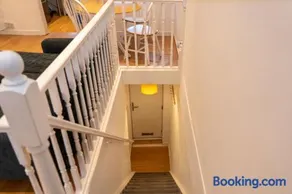 Apartment Sleeps 4 with WiFi & Garden - Image 3
