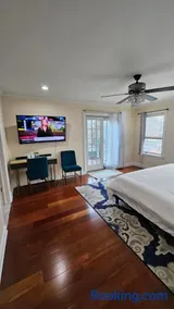 Luxury Hotel-Style Room in Queens, New York - Image 1