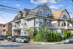Massive 5 bedroom Close to NYC - Image 1