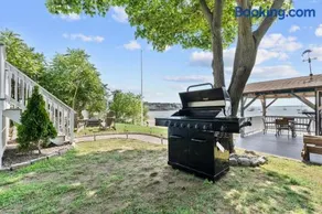 Beachfront Apartment - 8 min from downtown - Image 2