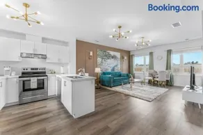 Stylish Penthouse with Rooftop & Parking Included - Image 1