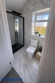 Sleek 3BR Home Barry Near Airport and Park - Image 3