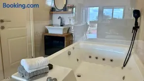 Jacuzzi Pool and Sunset by the Sea - Image 2