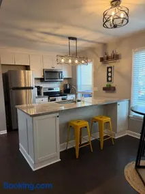 Full townhouse near Shem Creek & Downtown with Hot Tub - Image 3