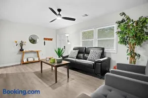10 Min to Downtown - Desk - Fenced Yard - Wi-Fi - Image 1