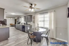 NEW Remodeled 4 Bed Sleeps 10 Near Tarleton - Image 3