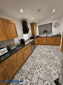 Modernised 3 Bed House - Image 3
