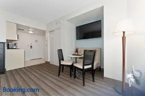 Relaxing Central Condo with Balcony 7 Min to Universal - Image 3
