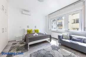 Cozy Stay at Margaret Blvd Prime Buda Location with AC - Image 2