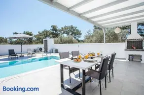VillaPhysis with Private Pool - Image 4