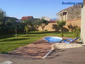Charming House in Esteiro with Garden and Terraces - Image 1