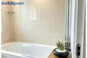 House - Sleeps 6 - Parking - Image 3