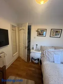 Small charming single bedroom in a Victorian House from 1885 - Image 5