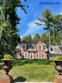 Luxurious Reading Farms Estate sleeps 46 - Image 2