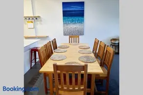 Modern 3 bedroom apartment, beach, surf & shops - Image 2