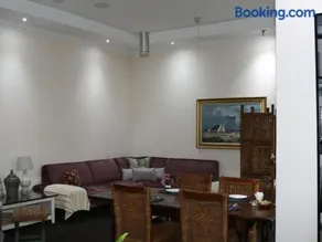 12 On York Guesthouse - Image 3
