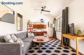 Mid-Century Cabin - 1 Bed, 1 Car, Golf Course, 15 min to CBD - Image 2