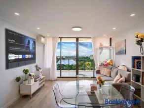 Spacious 3BR Waterfront Apt Pool Gym Free Parking - Image 1