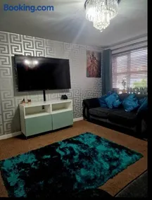 Well Furnished 3 Bedroom House in a cosy estate in Bolton with free parking - Image 3