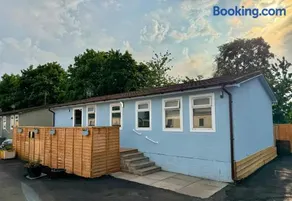 Shell's Lodge Compact 8-Bedroom Chalet Maryville Caravan Site Uddingston, Glasgow - Image 1
