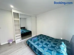 Spacious Queen Room - Train Station - NG5 - Image 3