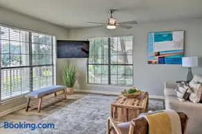 Porch & Deck: Waterfront Lake Hamilton Home! - Image 3