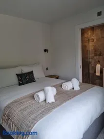 Hidden Acres- Deluxe Double Room - Image 2