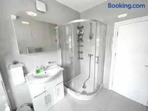 Luxurious House near Excel- Air Conditioning, 9 Beds, 2 Baths, Garden, fast WiFi - Image 4