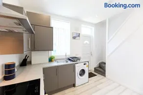 Refurbished 3 Bedroom House near Leeds City Centre - Image 2