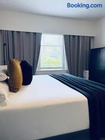 Modern King Room Private Ensuite Vancouver West - Image 1