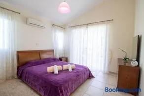 Villa Fortuna - Elegant 3BR Retreat near Coral Bay Beach - Image 4
