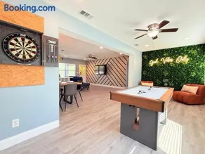 Game room fun Family stays Near theme parks - Image 1