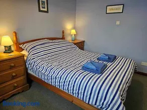 Waterside Holiday Cottage on Camel Trail Wadebridge Sleeps 5 - Image 3